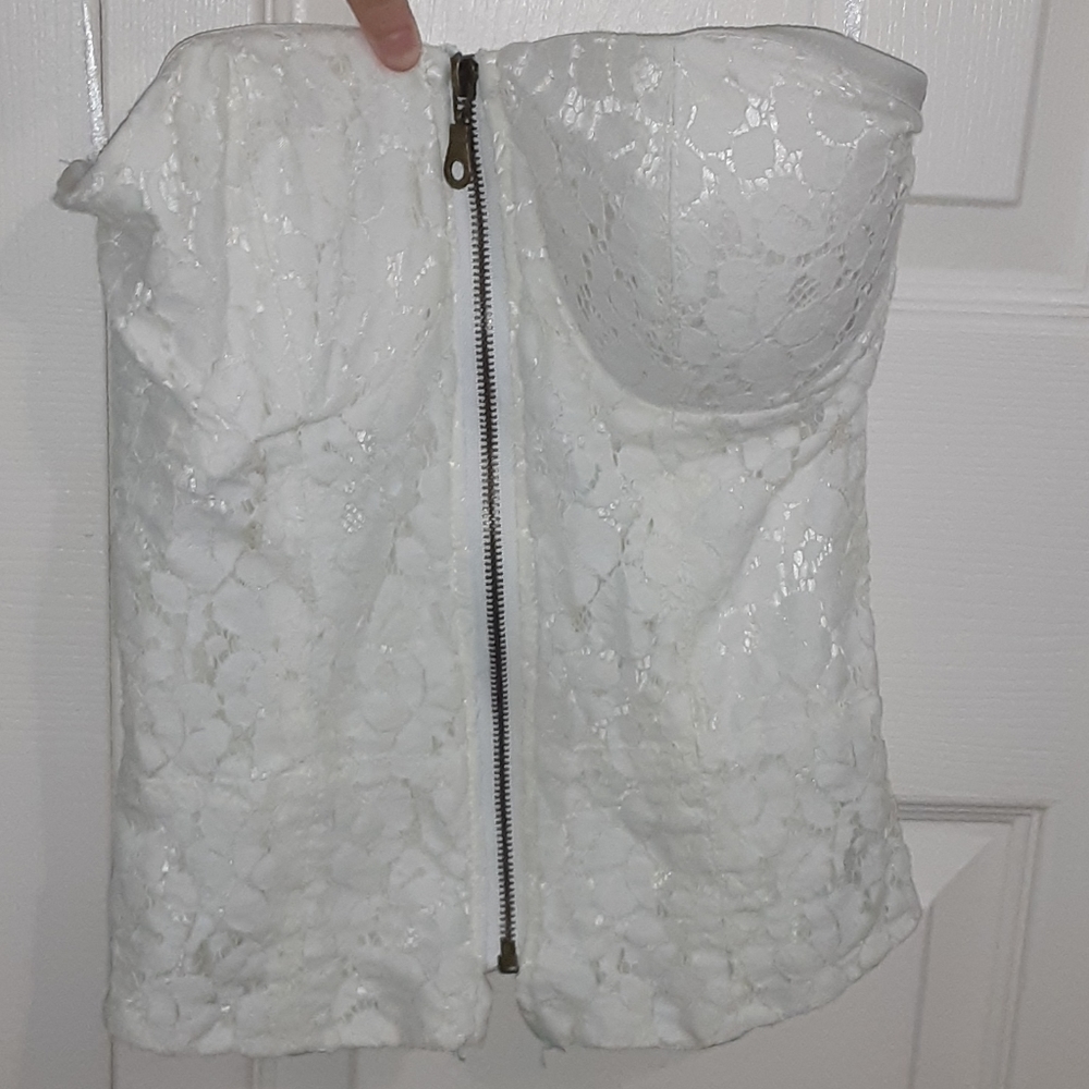 White zipped pattern top (no sleeves)